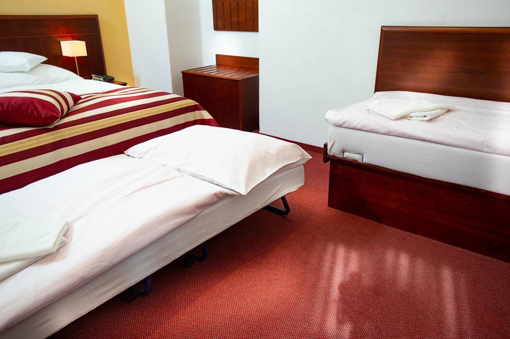 Double Room 2 Extra Beds