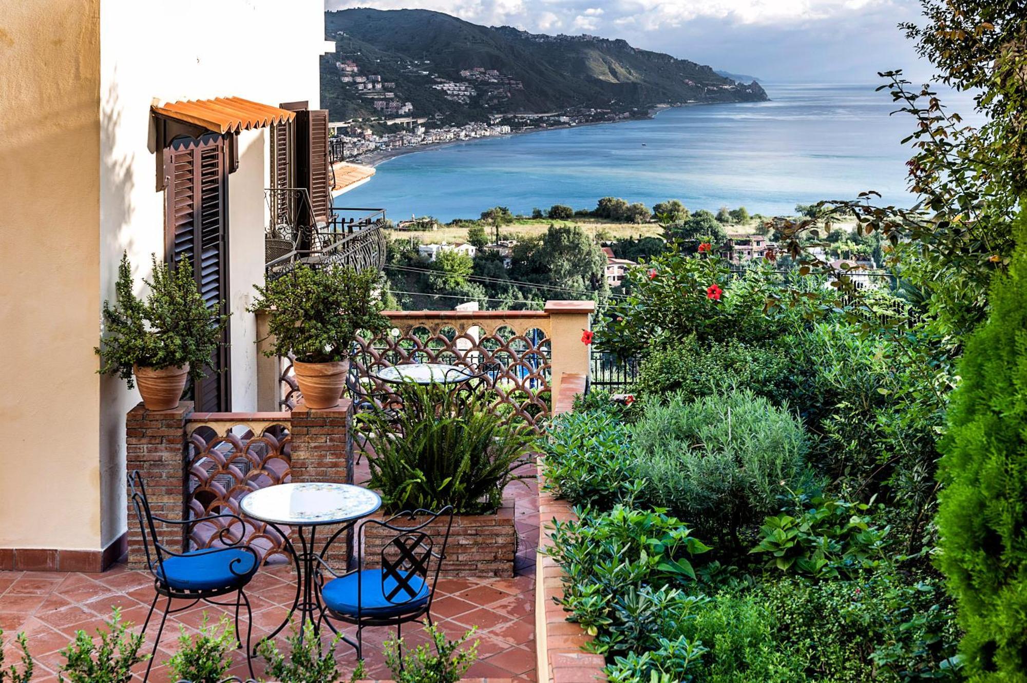 Double or Twin Room Side Sea View
