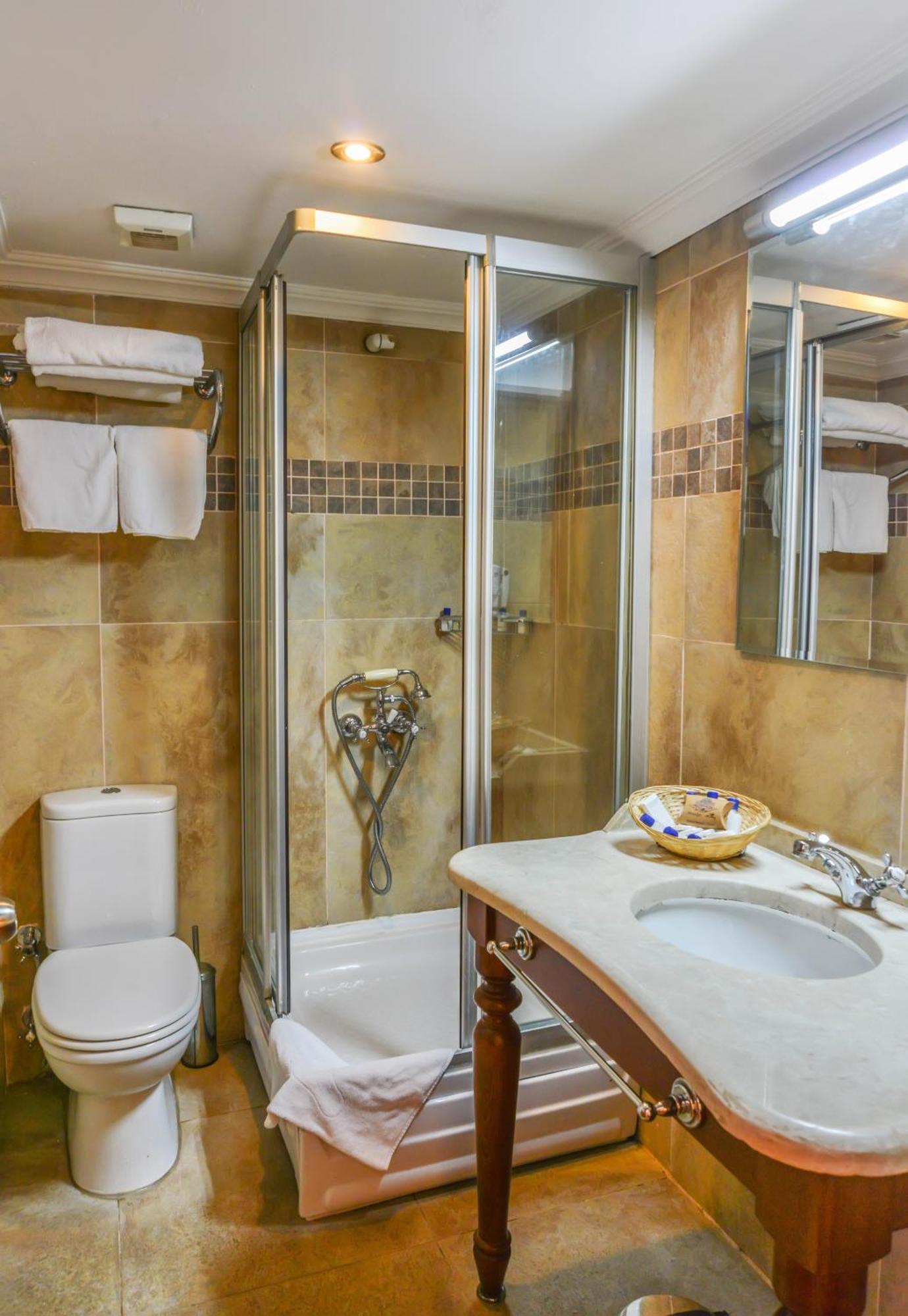 Standard Deluxe Double or Twin Room,1209950812:JPEG