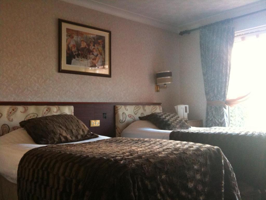 Standard Twin Room with Bath and Shower