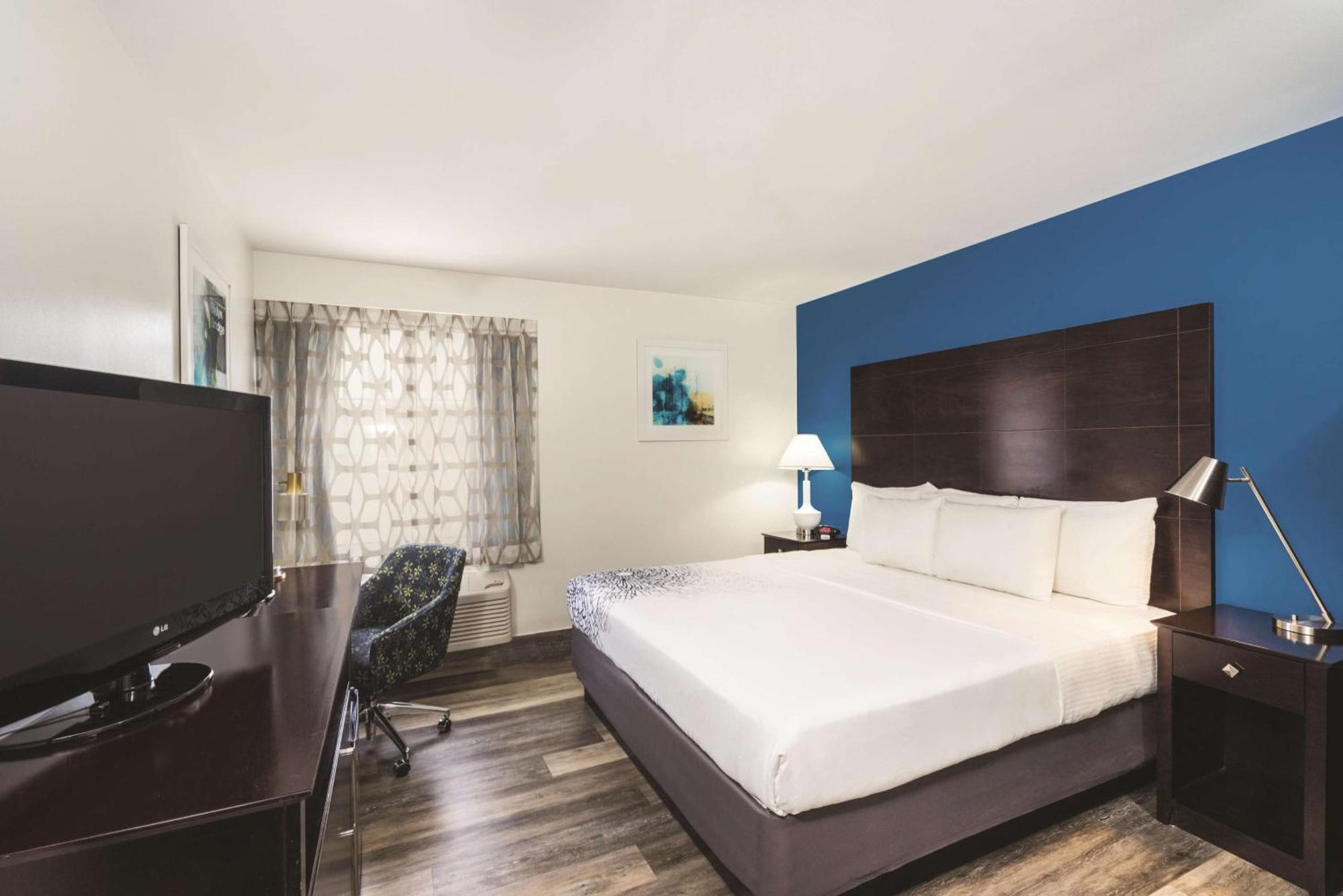 King Room with Bath Tub - Mobility/Hearing Accessible - Non-Smoking,1210698250:JPEG