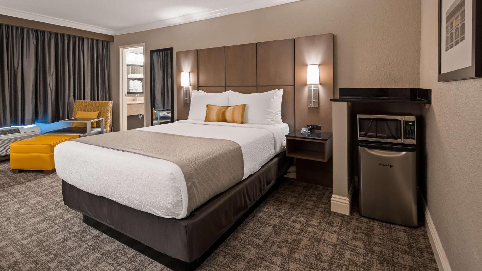 Queen Room with Roll-In Shower - Mobility Access