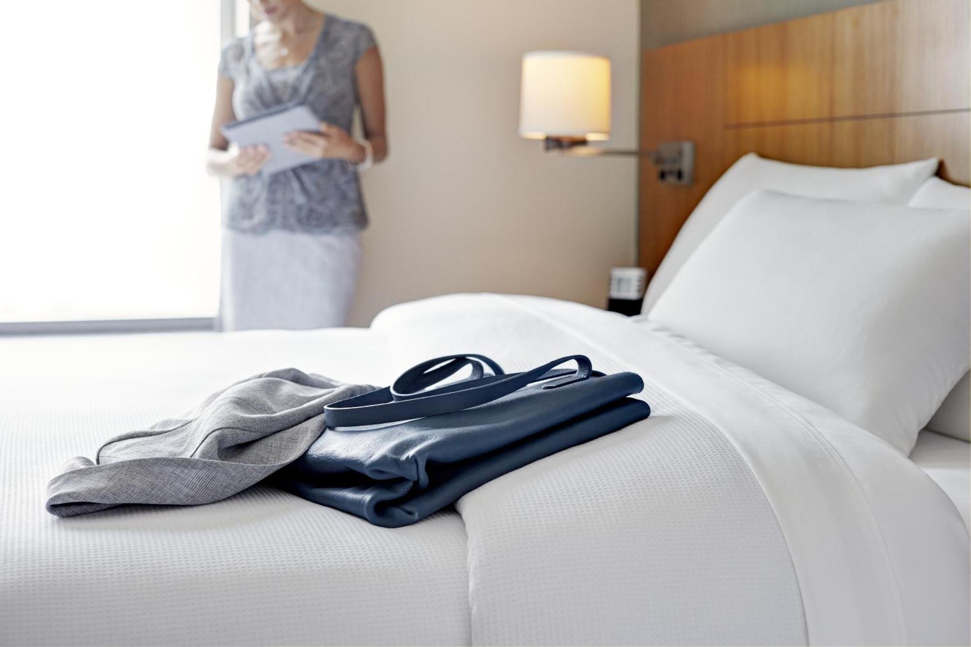 Habitación con cama extragrande y sofá cama