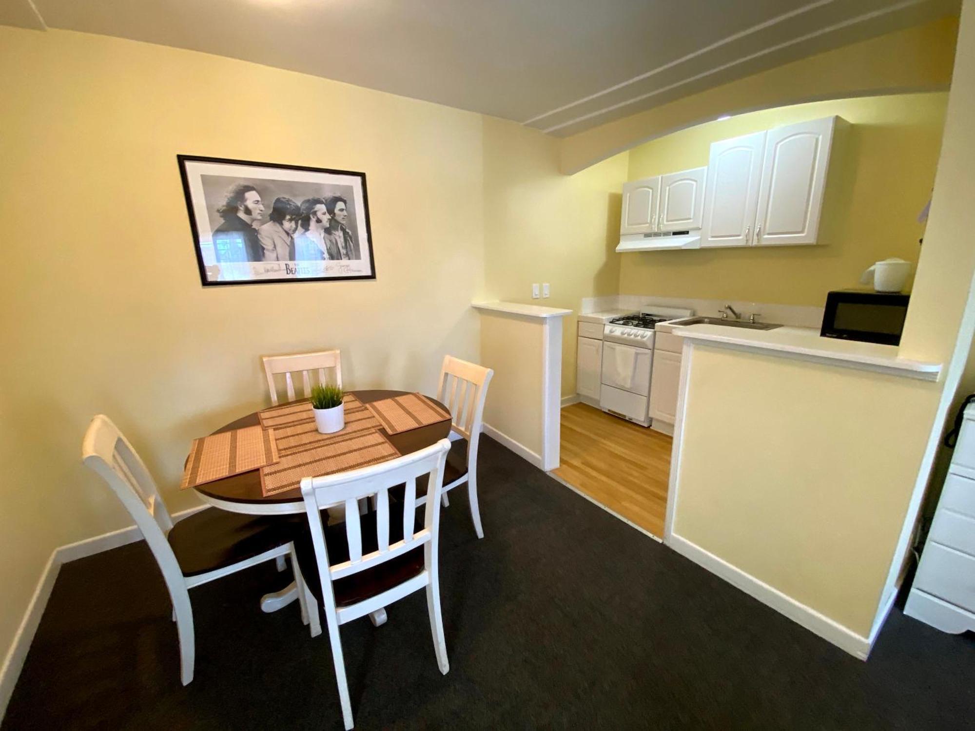 Deluxe King & Queen Suite