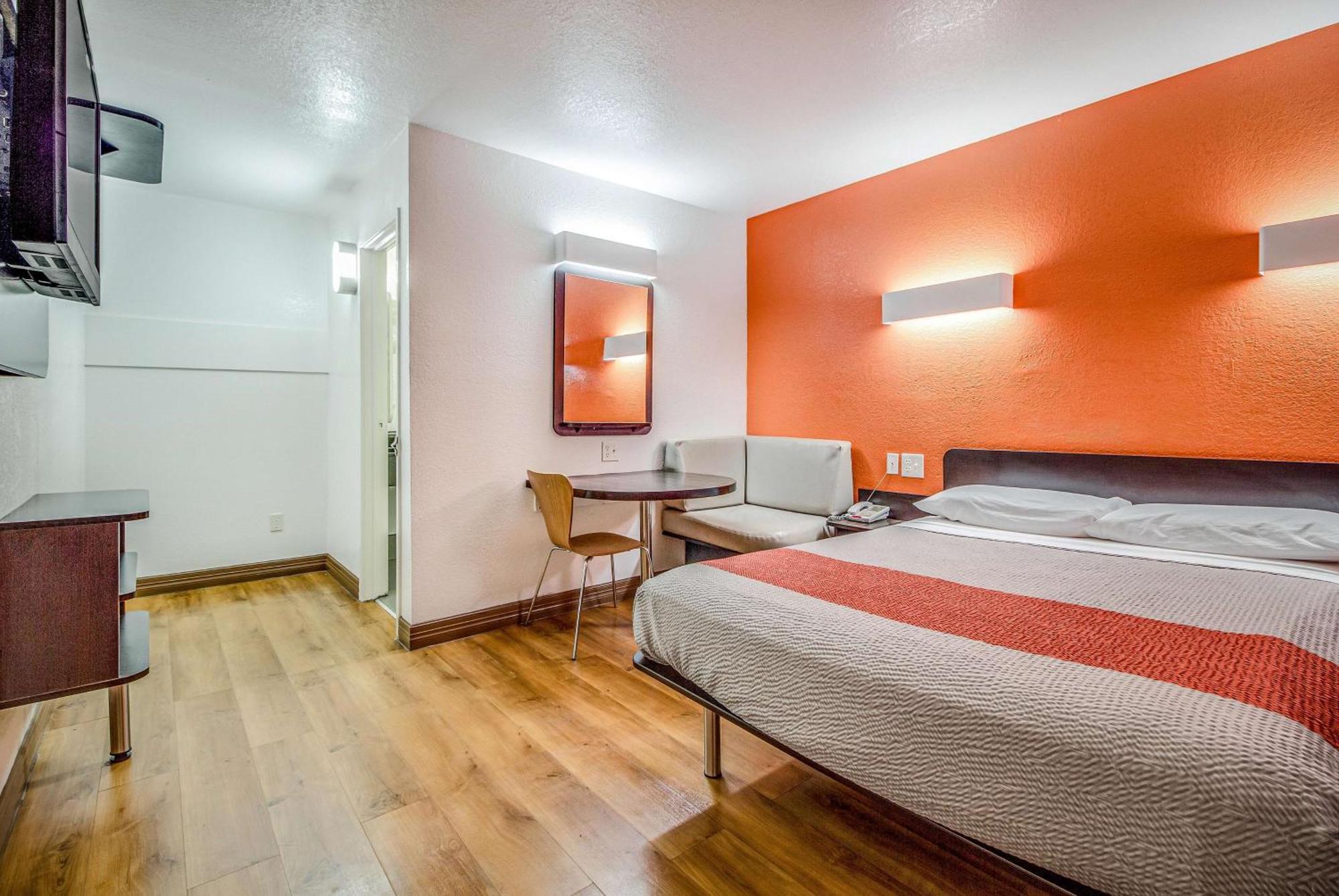 Habitación con cama grande adaptada para personas de movilidad reducida - fumadores