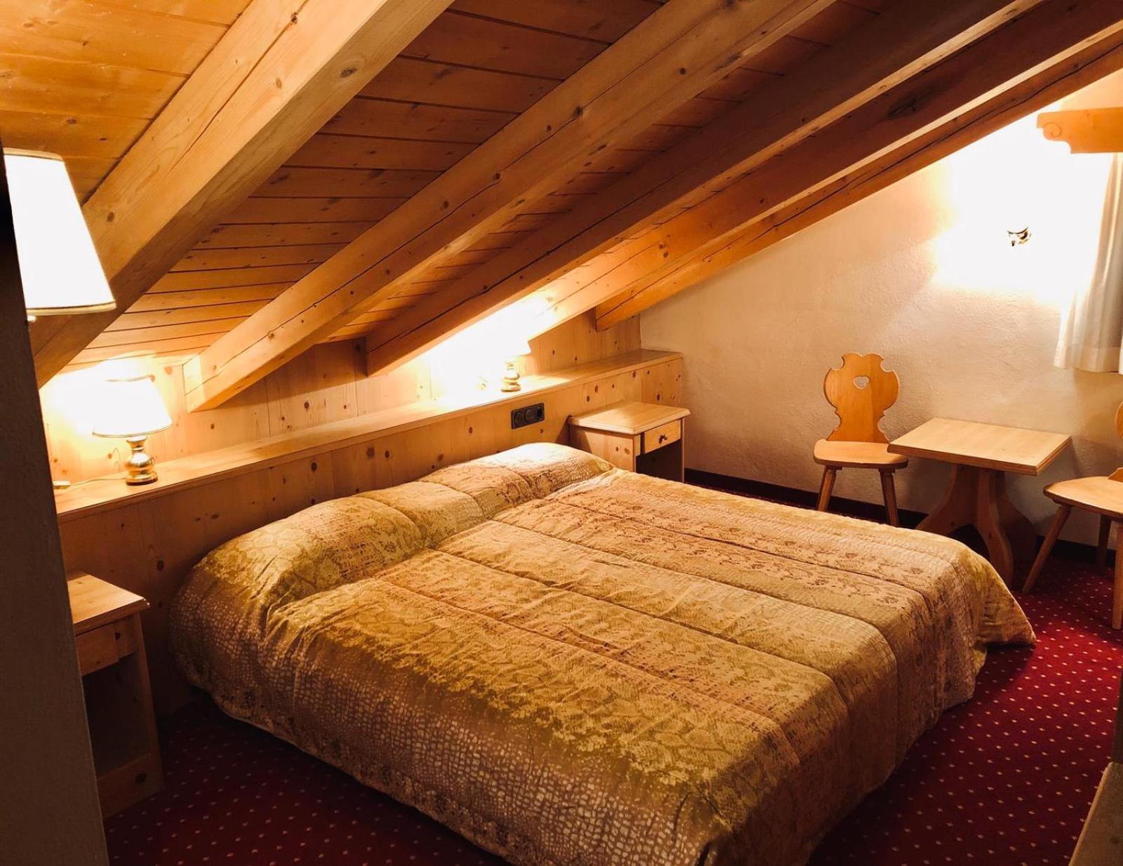 Quarto com Cama de Casal ou 2 de Solteiro