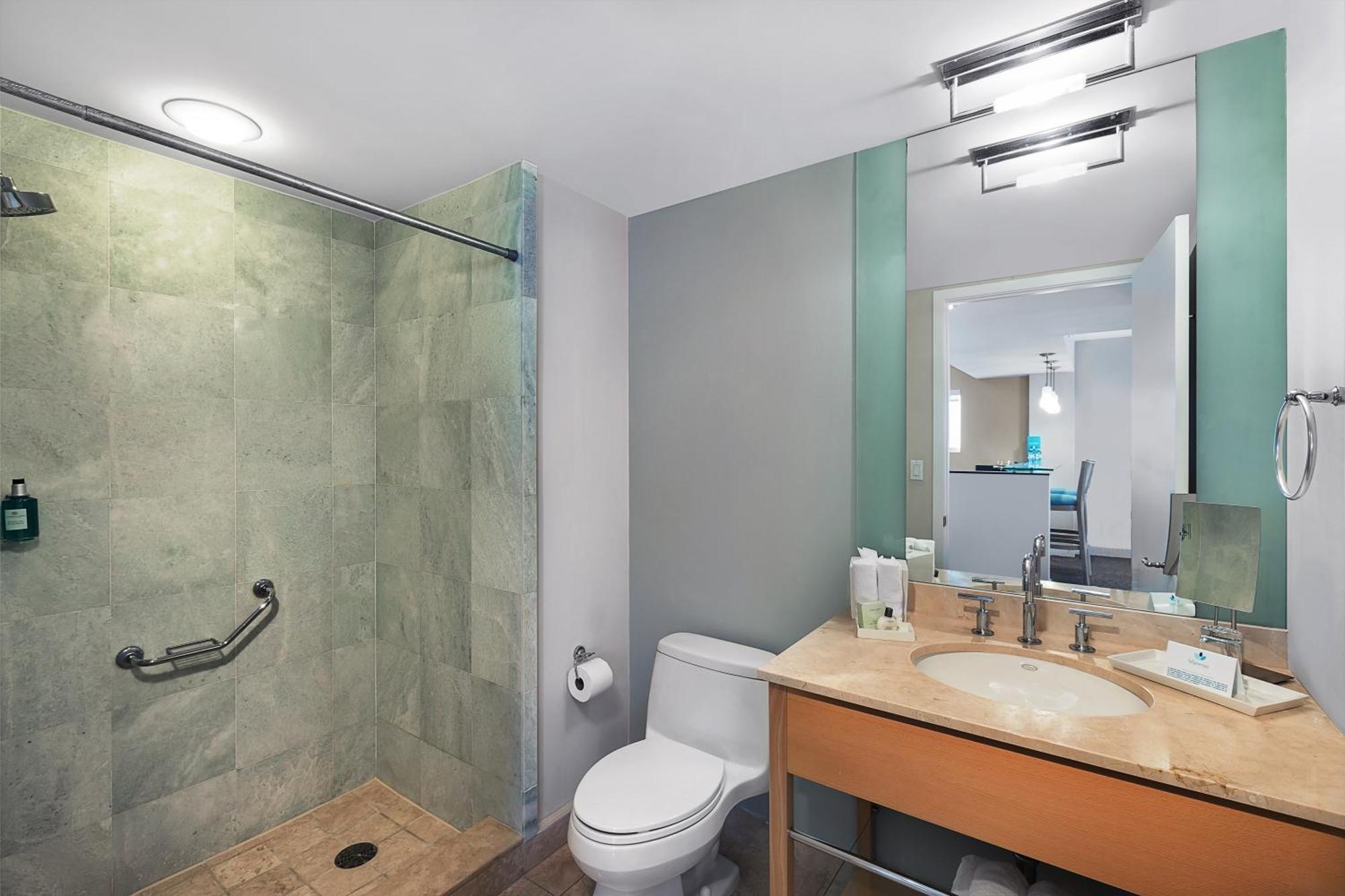Deluxe One-Bedroom Bayfront Suite