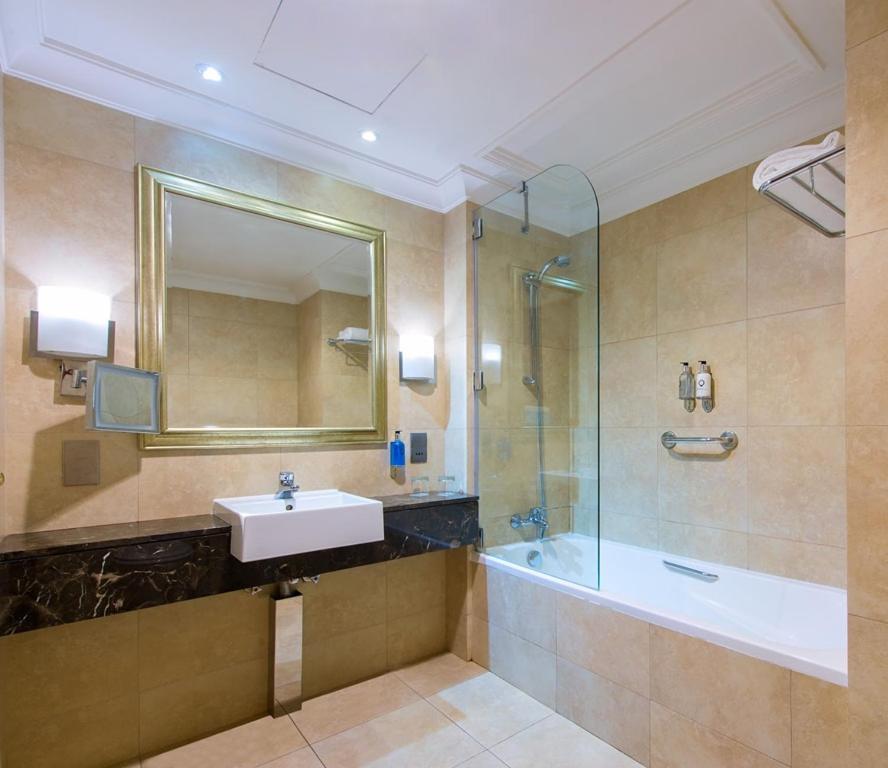 Deluxe One Bedroom Suite
