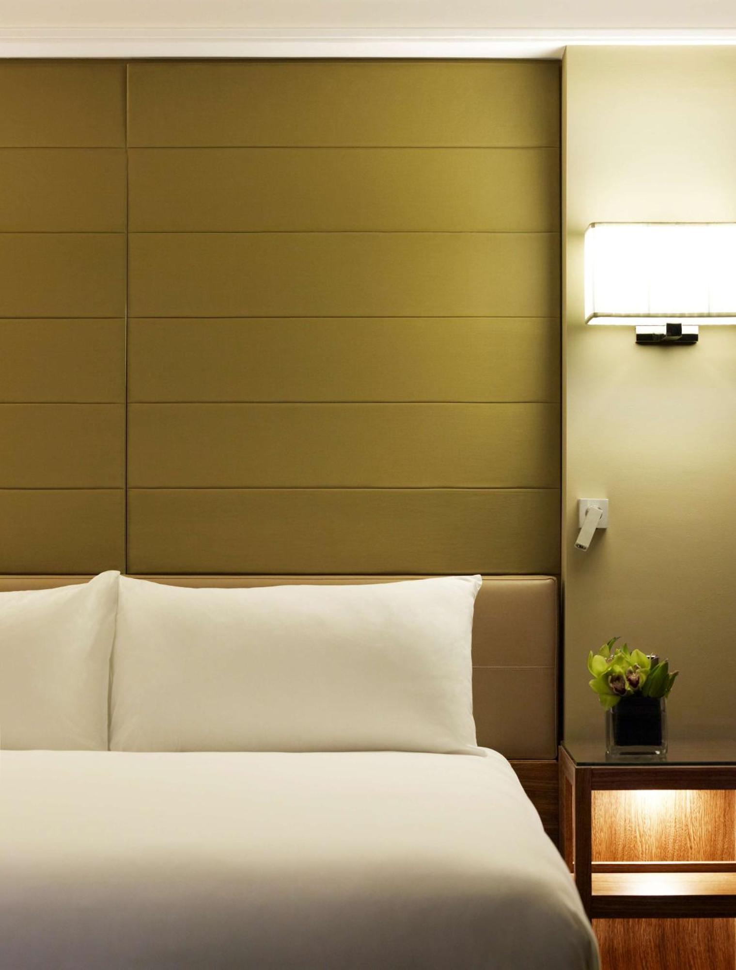 Habitación doble con cama extragrande, vistas al río y acceso al club
