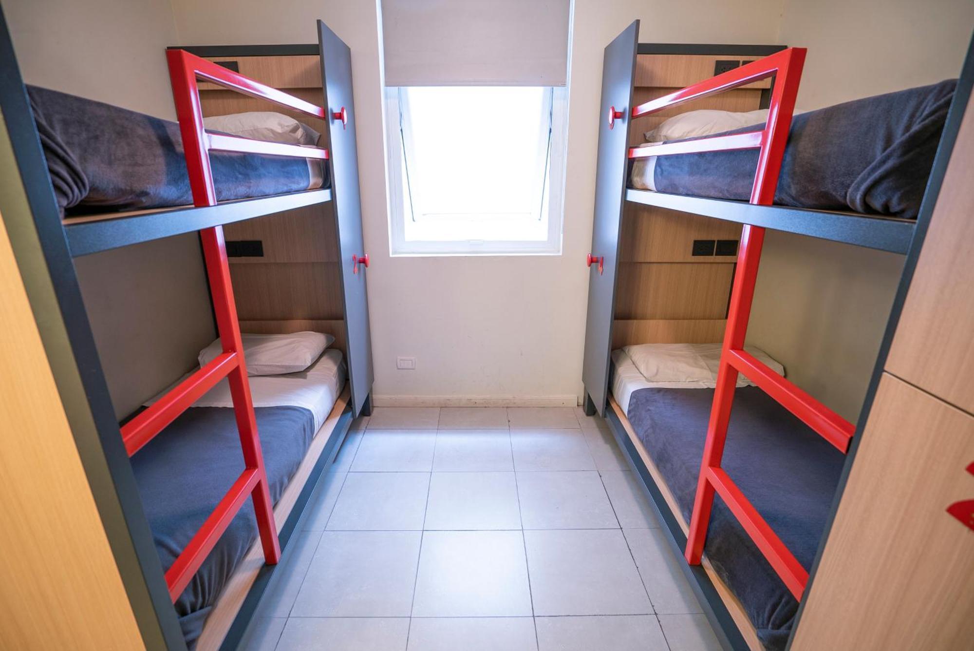 Single Bed Mixed Dormitory Room