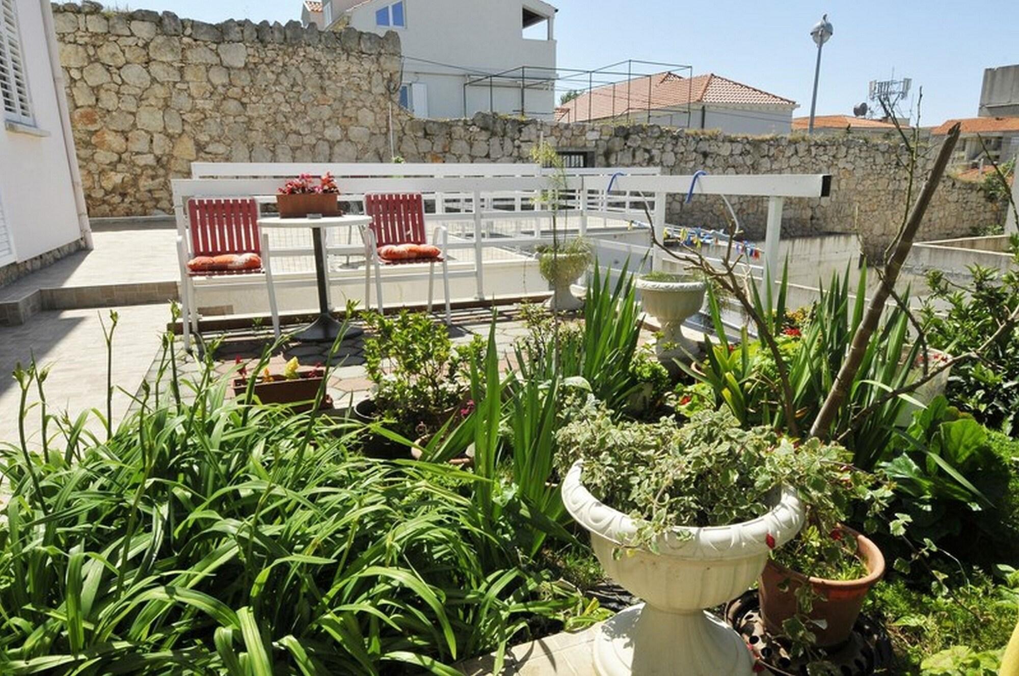 One-Bedroom Apartment Terrace Garden View
