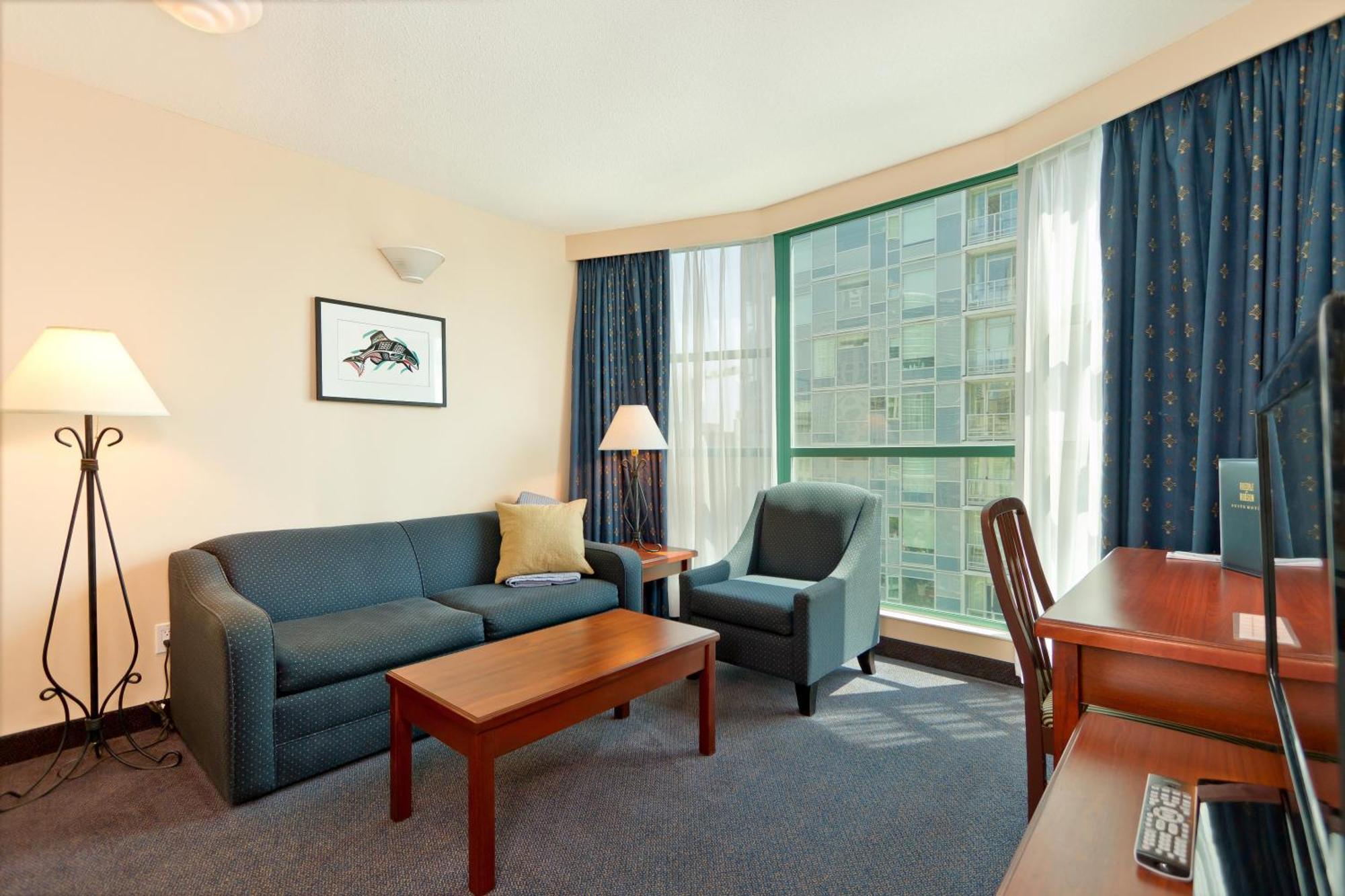 Deluxe Queen Suite