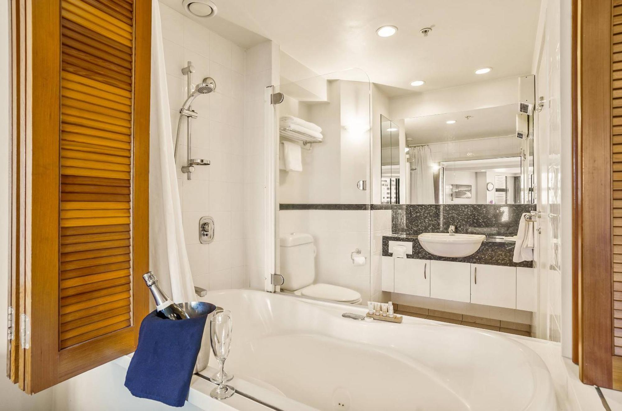 Deluxe King Studio Spa Bath