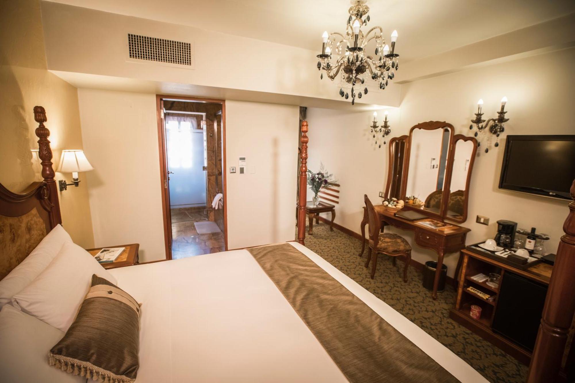 Classic Room Corridor View 1 King Bed