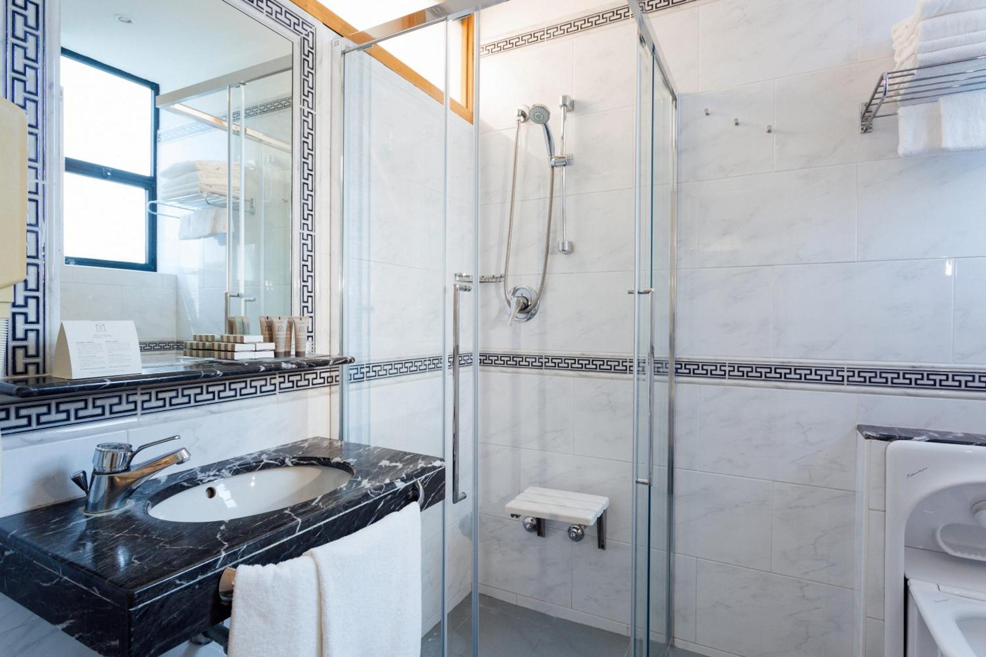 Quarto Clássico com Cama de Casal ou 2 de Solteiro