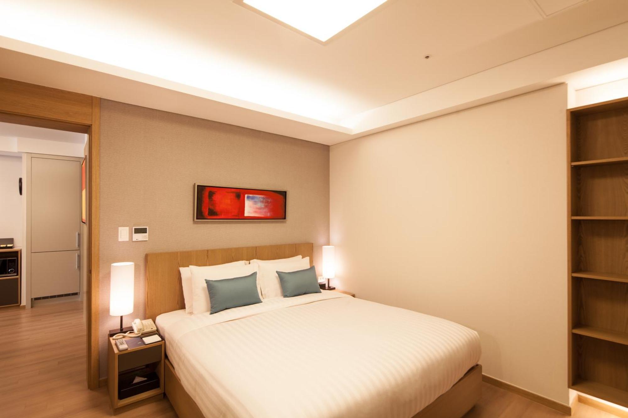 Deluxe One-Bedroom Apartment