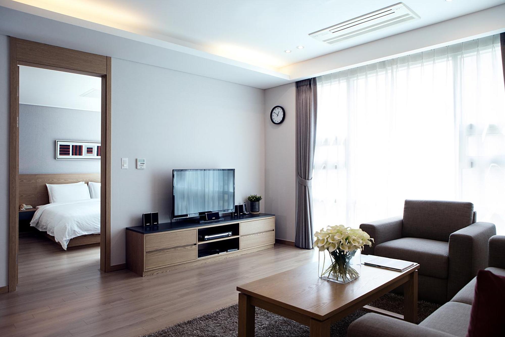 Deluxe Two-Bedroom Apartment
