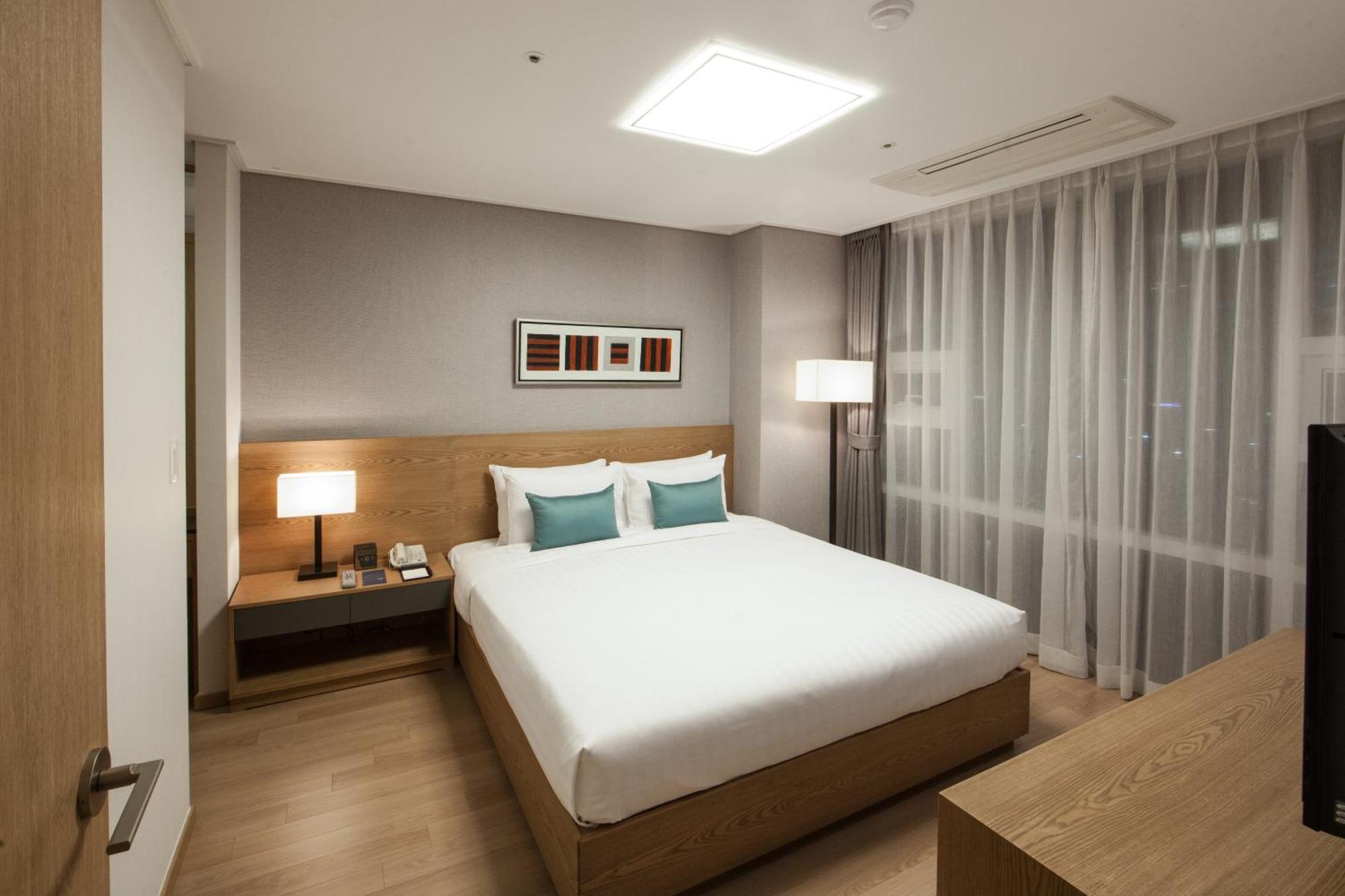 Deluxe Two-Bedroom Apartment