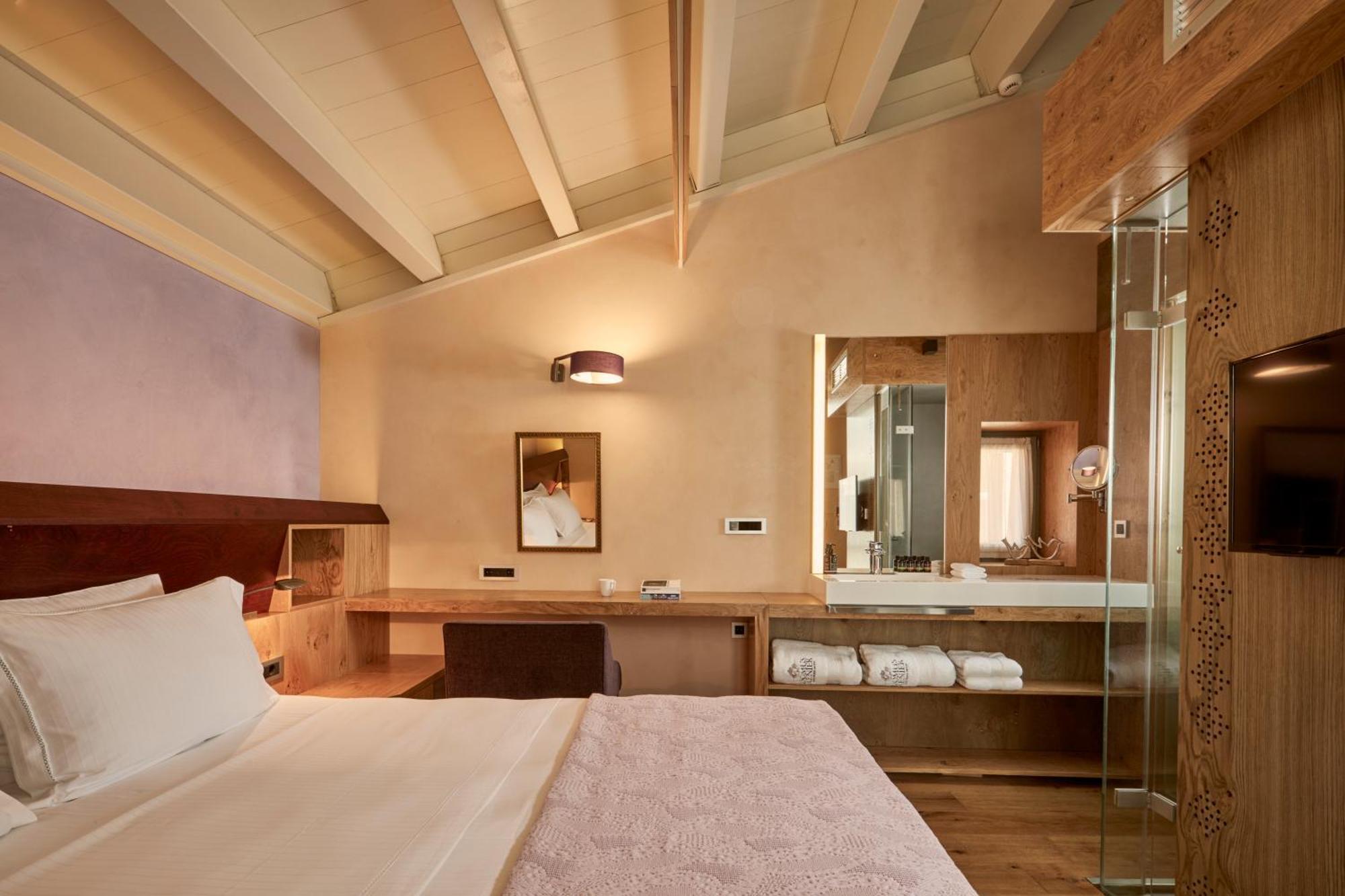Suite Junior avec Terrasse et Jacuzzi Extérieur