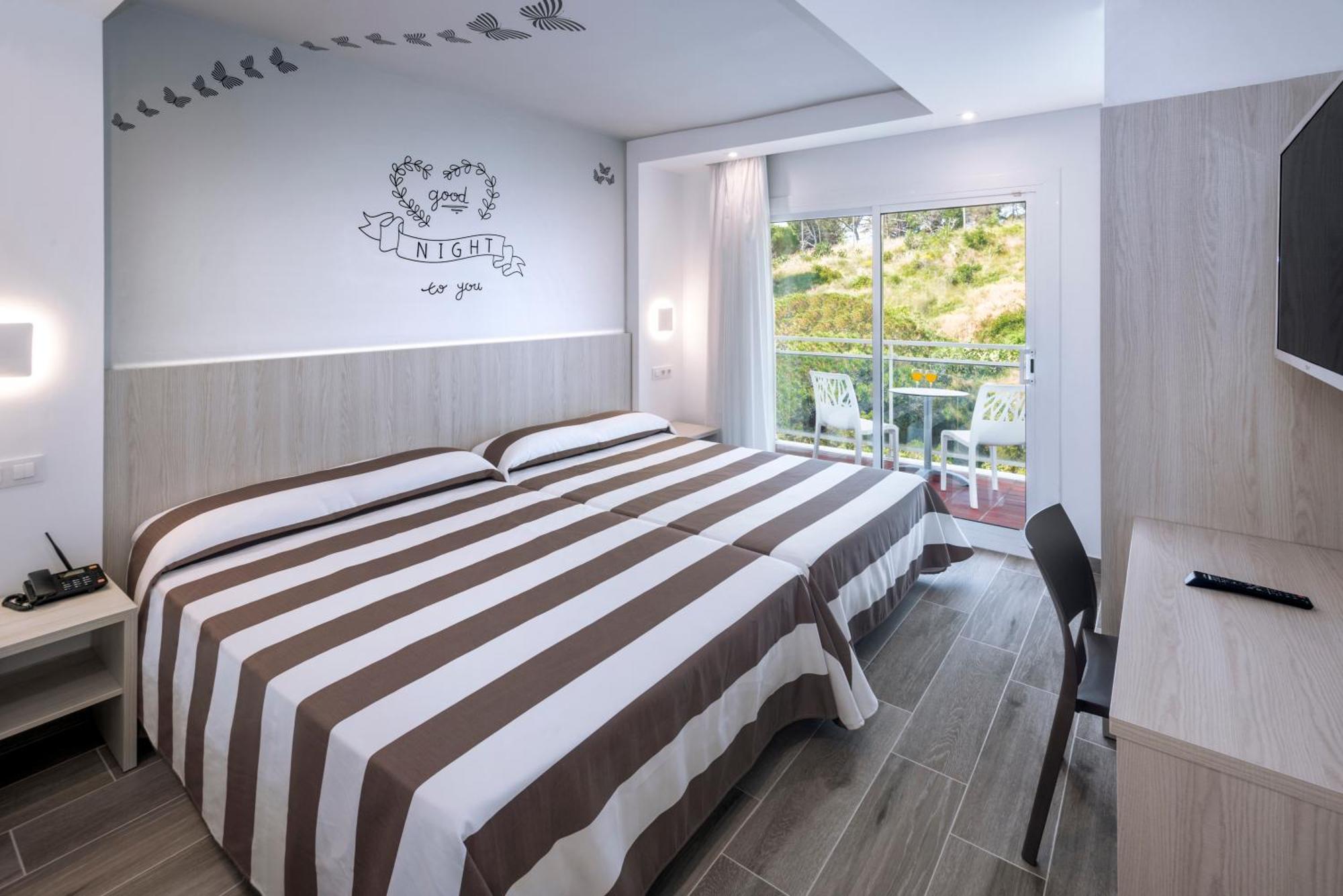 Quarto Triplo com Vista para a Piscina