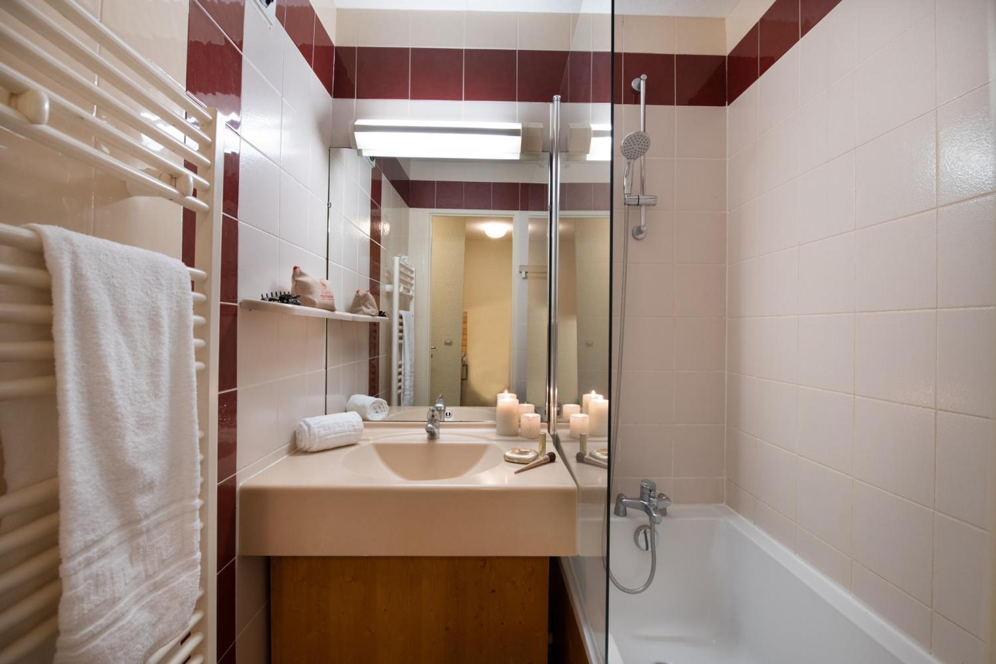 Classic One Bedroom Apartment Cabin,1215150055:JPEG