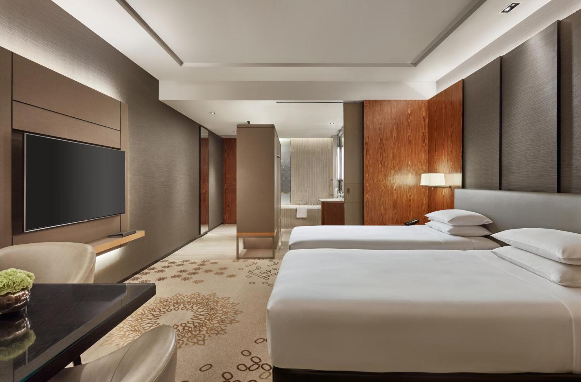 Habitación con cama extragrande y acceso al club