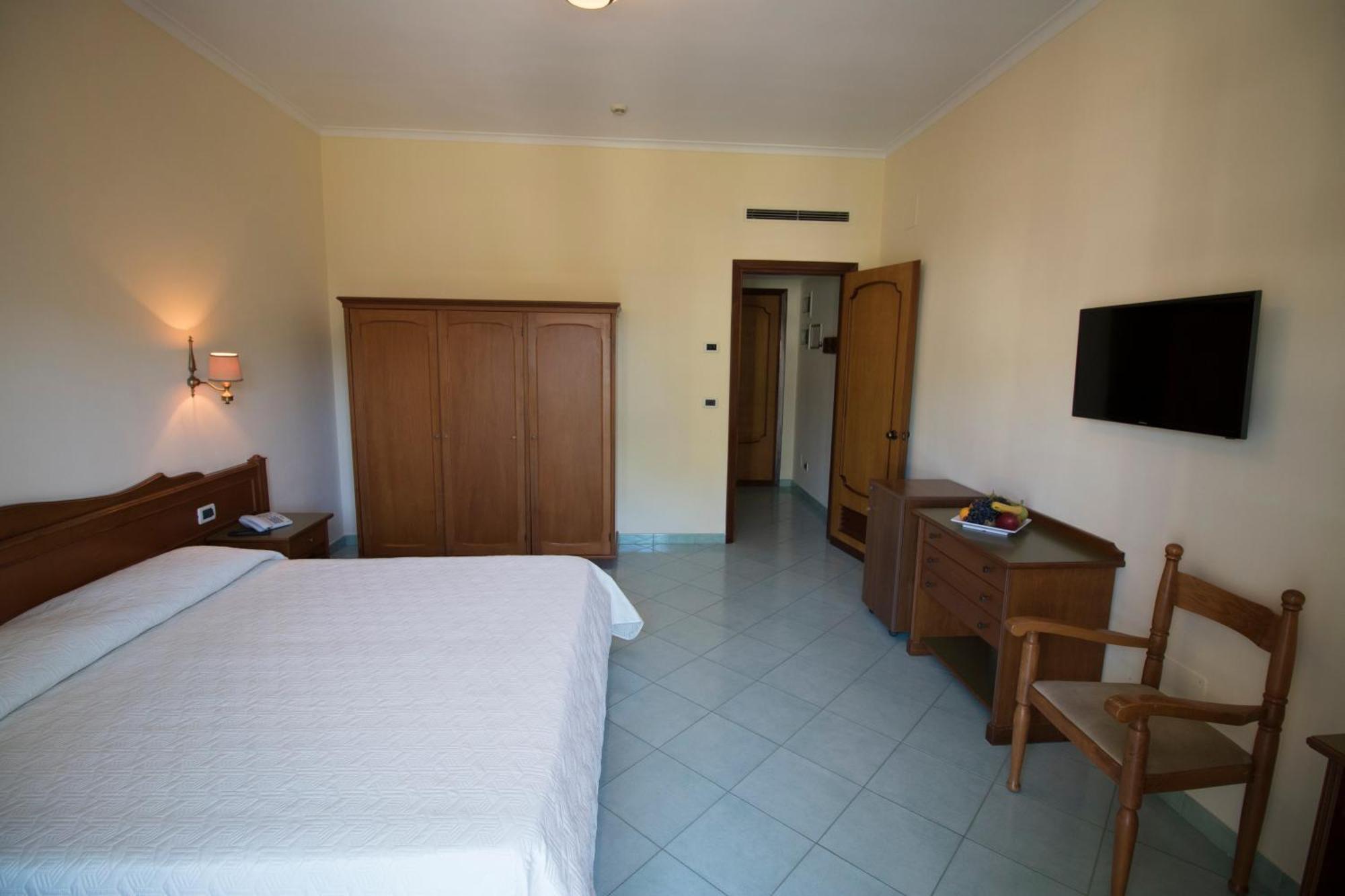 Double or Twin Room Extra Bed,736853938:JPEG