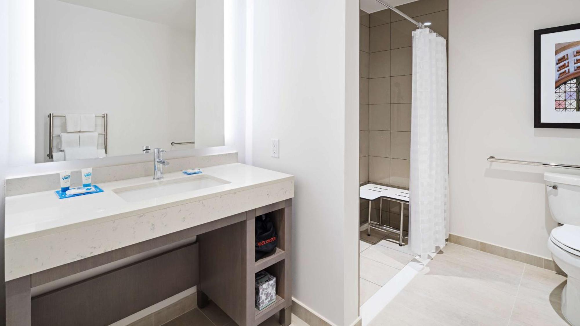 Den Zimmer mit Kingsize-Bett und ebenerdiger Dusche - barrierefrei