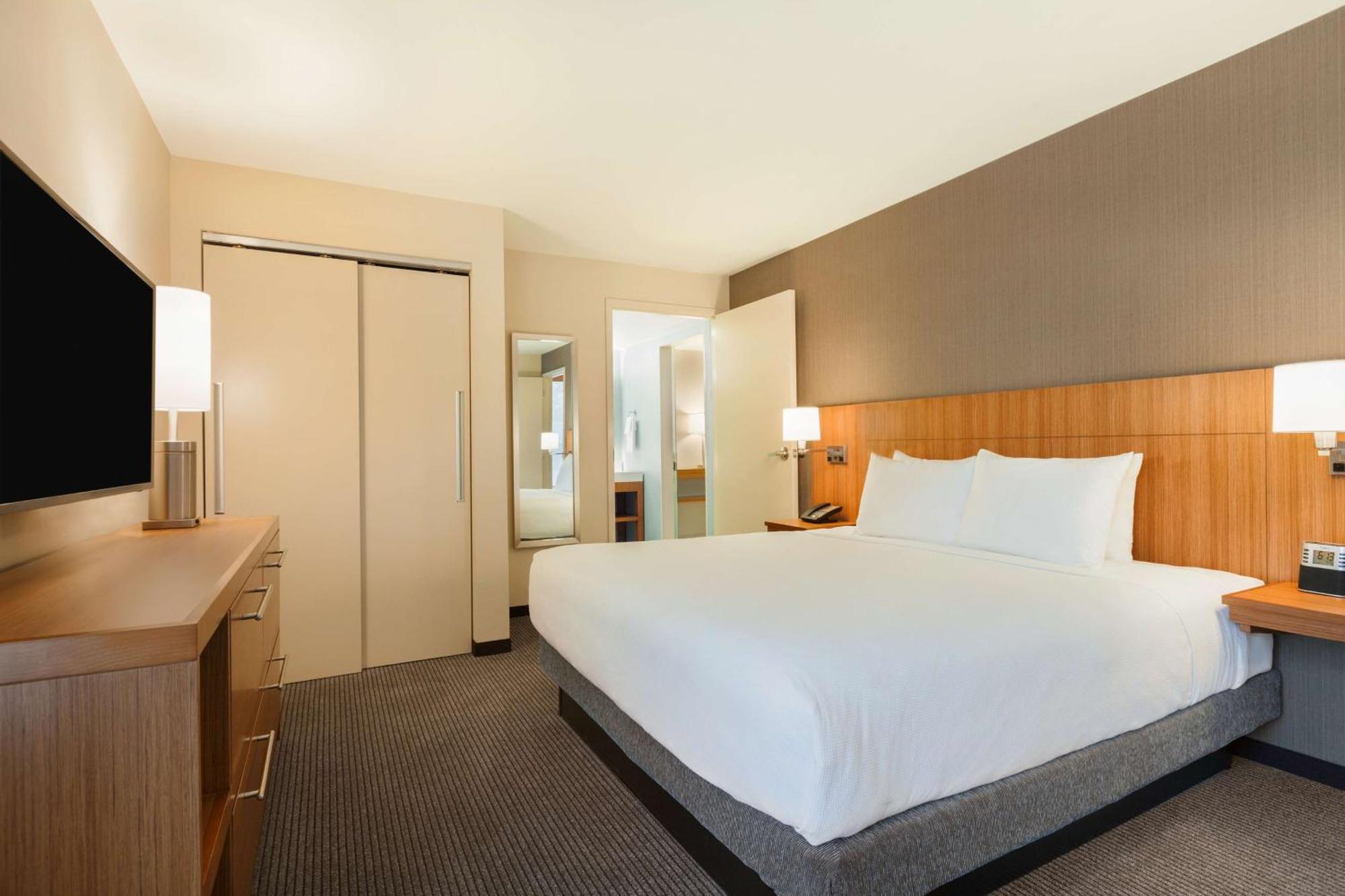 Habitación con cama extragrande y sofá cama - Planta superior