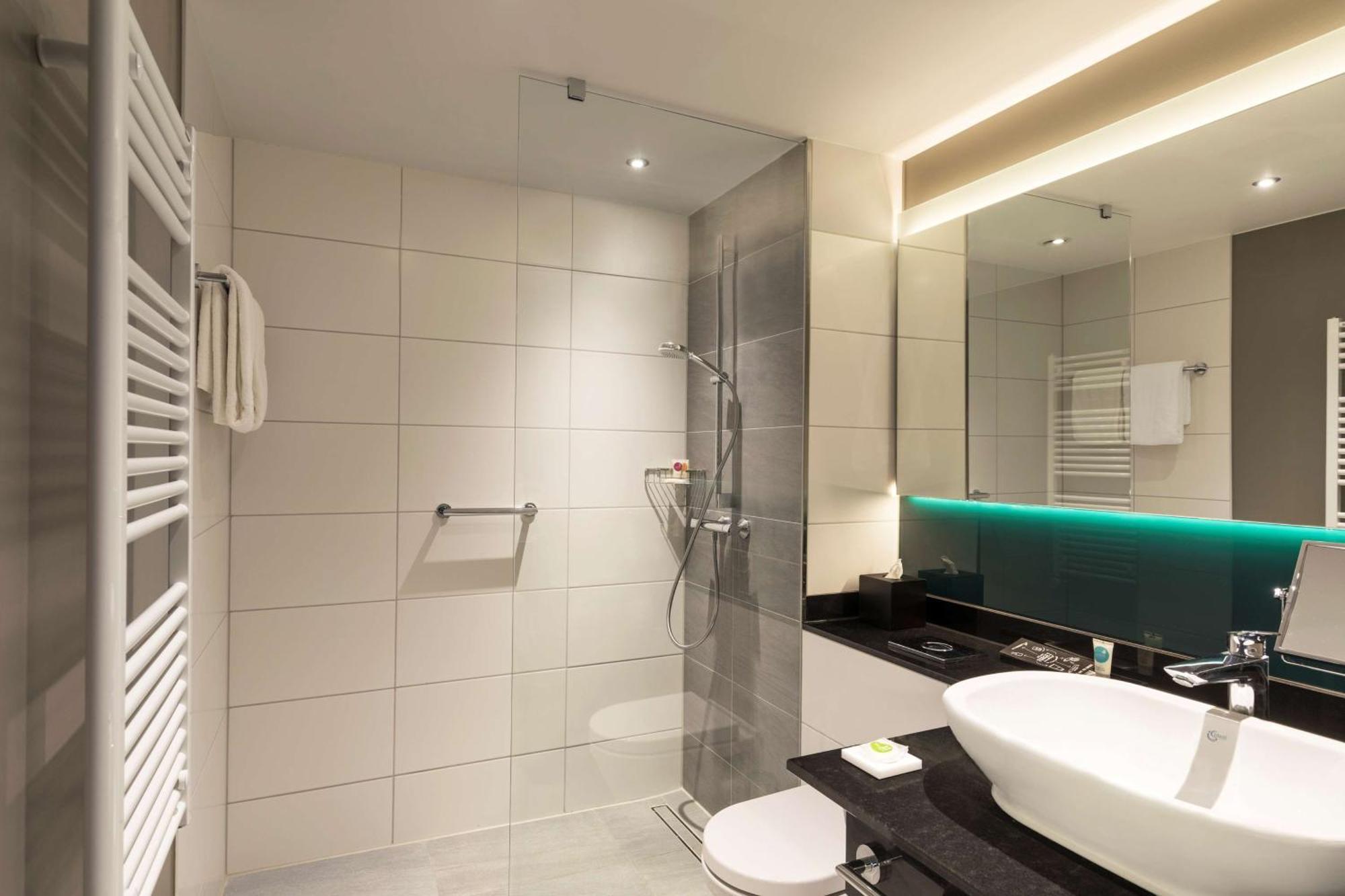 Habitación Doble Estándar con cama grande y sofá cama
