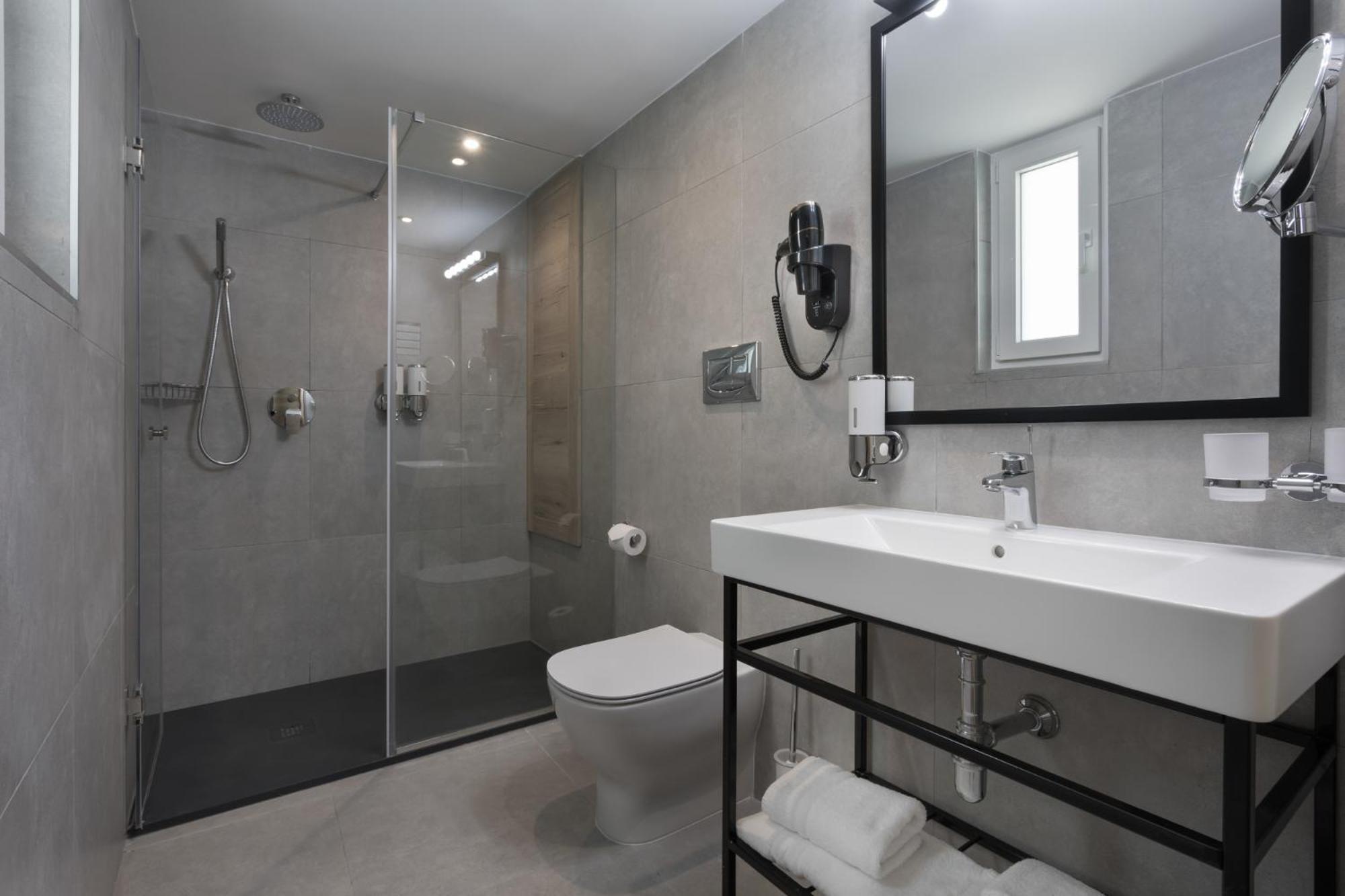 Standard Double or Twin Room,1219312408:JPEG