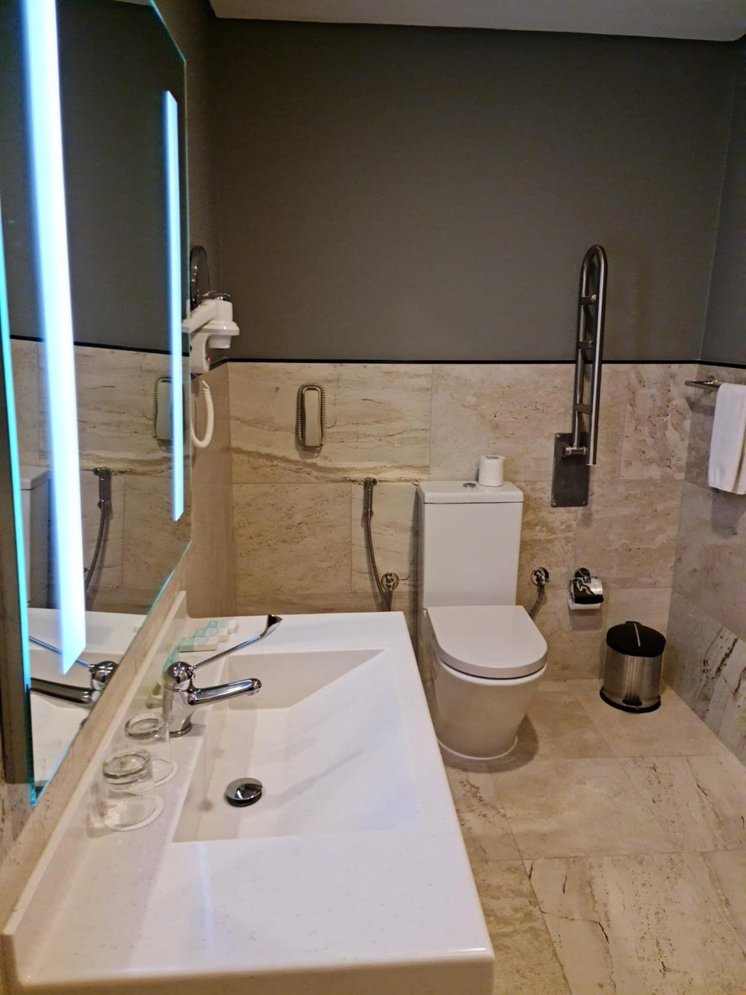 Camera con 1 Letto King Size, Accesso Disabili e Cabina Doccia - Non Fumatori