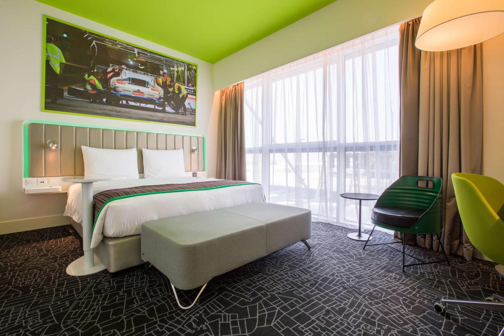 Suite mit 1 Schlafzimmer und Blick auf das Autodrome