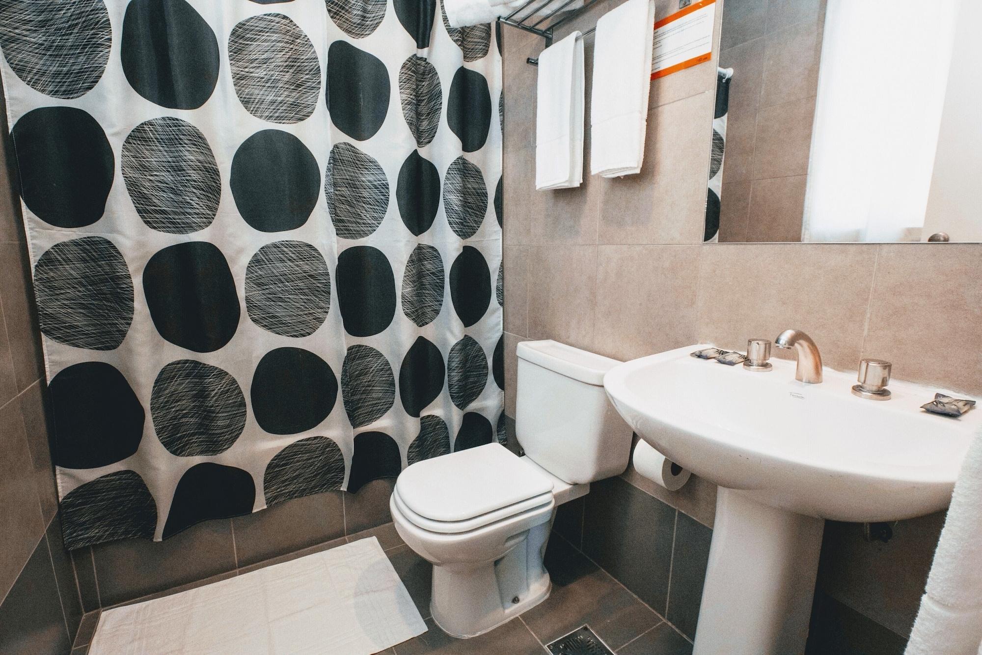 Quarto com 2 Camas de Solteiro e Banheiro Privativo