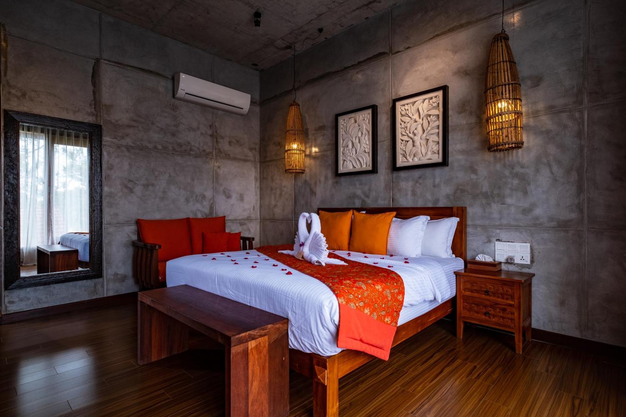 Standard Double Room Bathtub