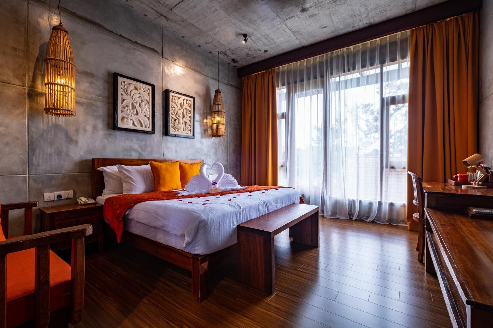 Standard Double Room Bathtub