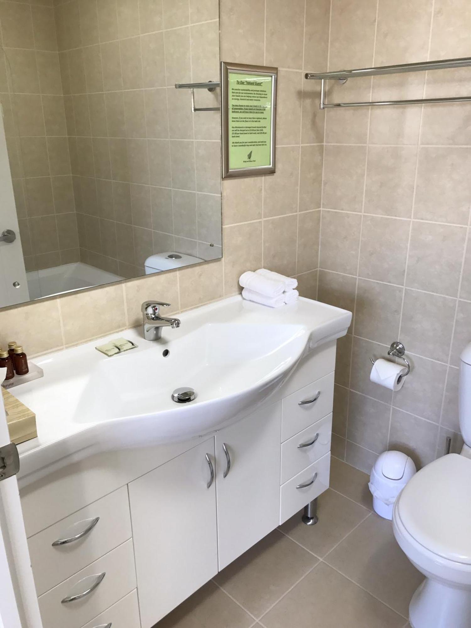 Two-Bedroom Apartment Spa Bath