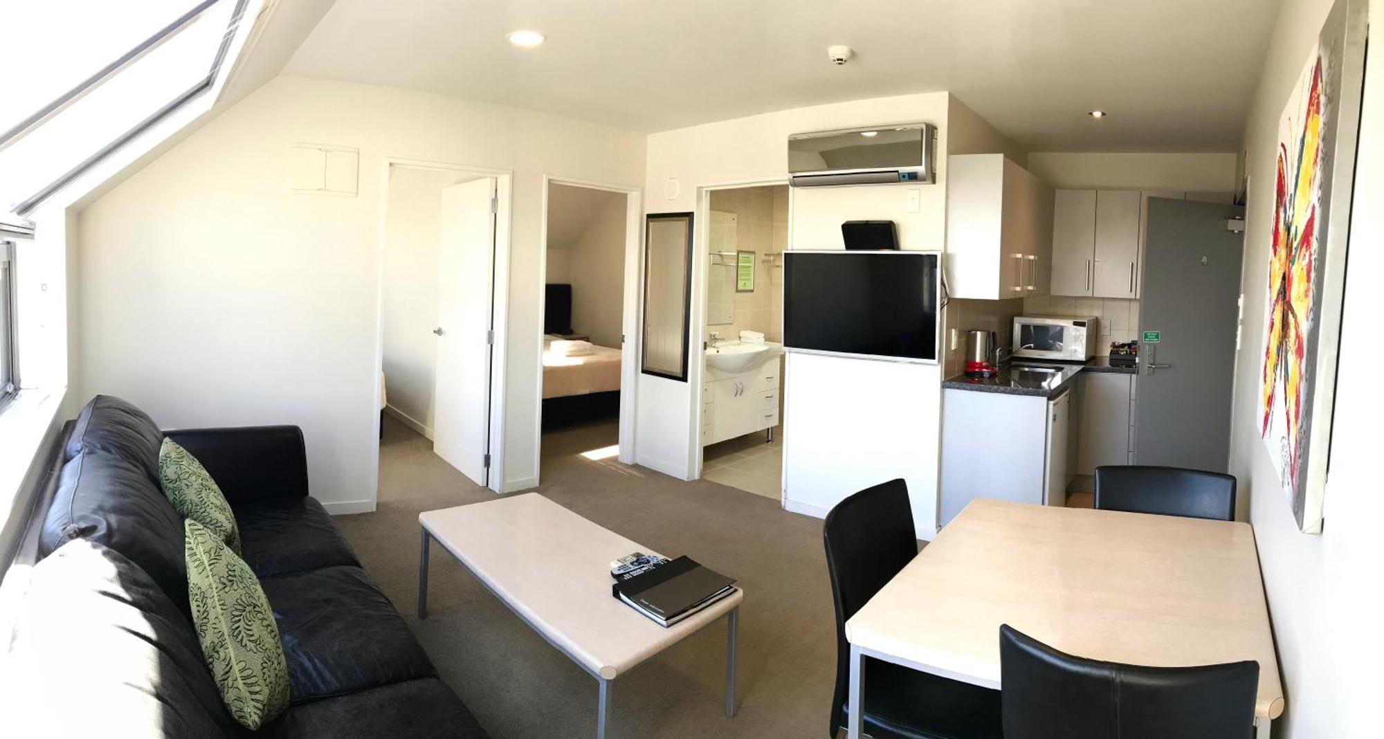 Two-Bedroom Apartment Spa Bath