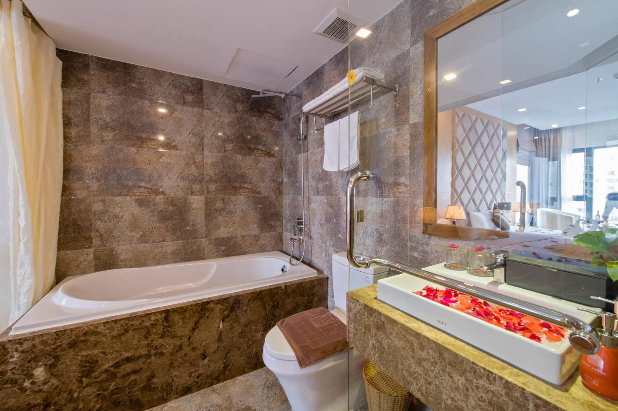 Deluxe Double Room with Bathtub - City View
