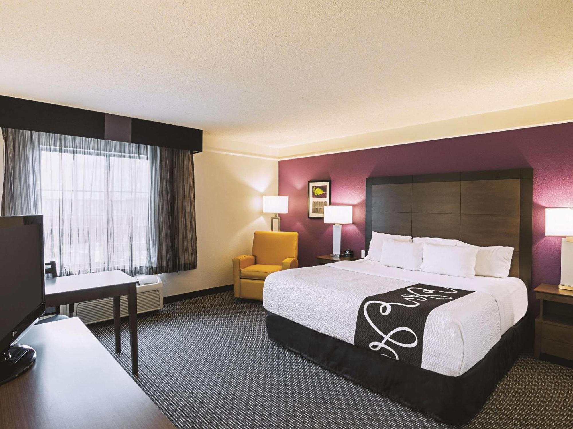 King Room with Bath Tub - Mobility/Hearing Accessible - Non-Smoking,1224293062:JPEG