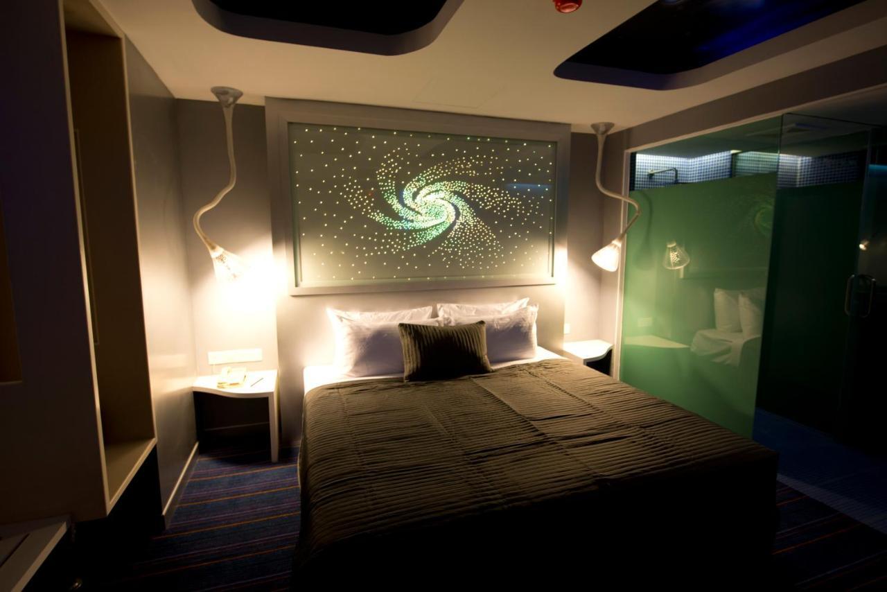 Theme room