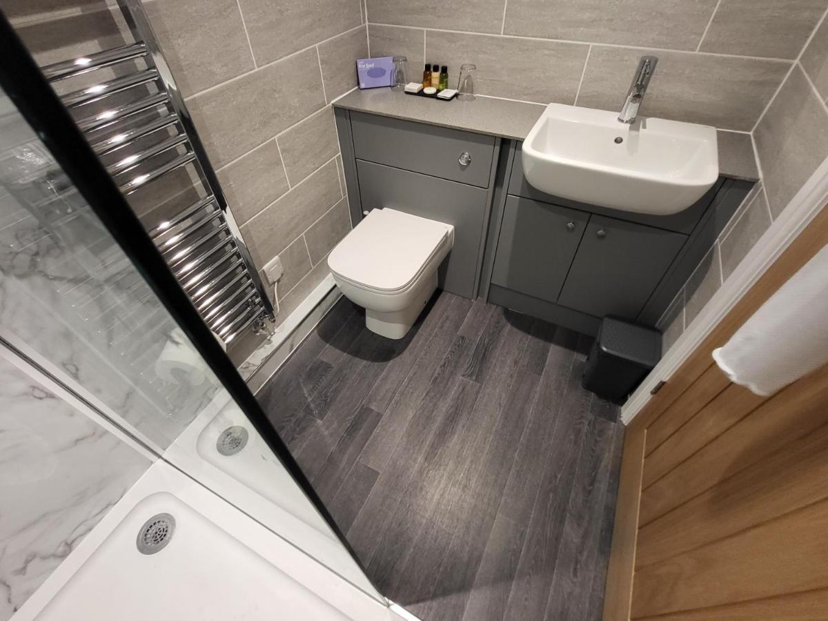 Deluxe Double Room Shower