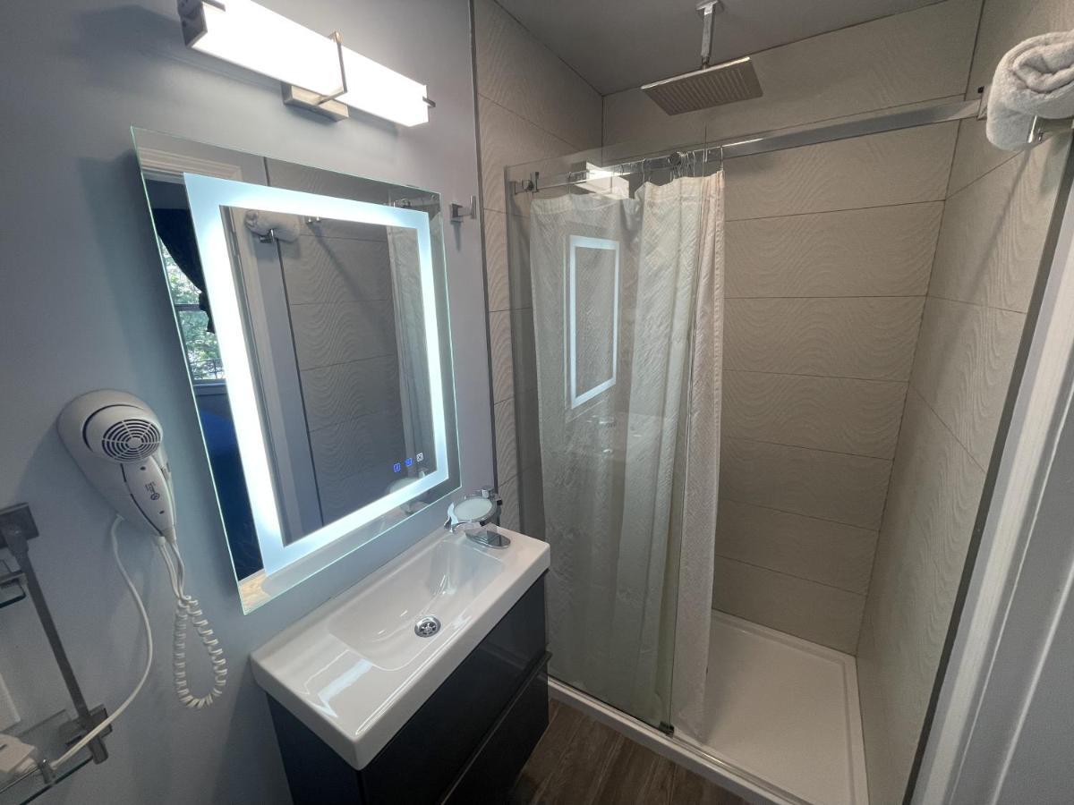 Single Room Private Bathroom