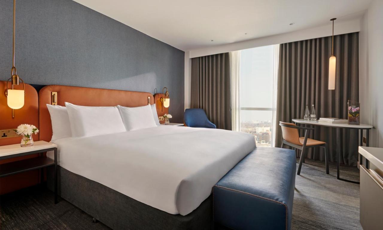 Zimmer mit Kingsize-Bett und Blick auf Cherry Park