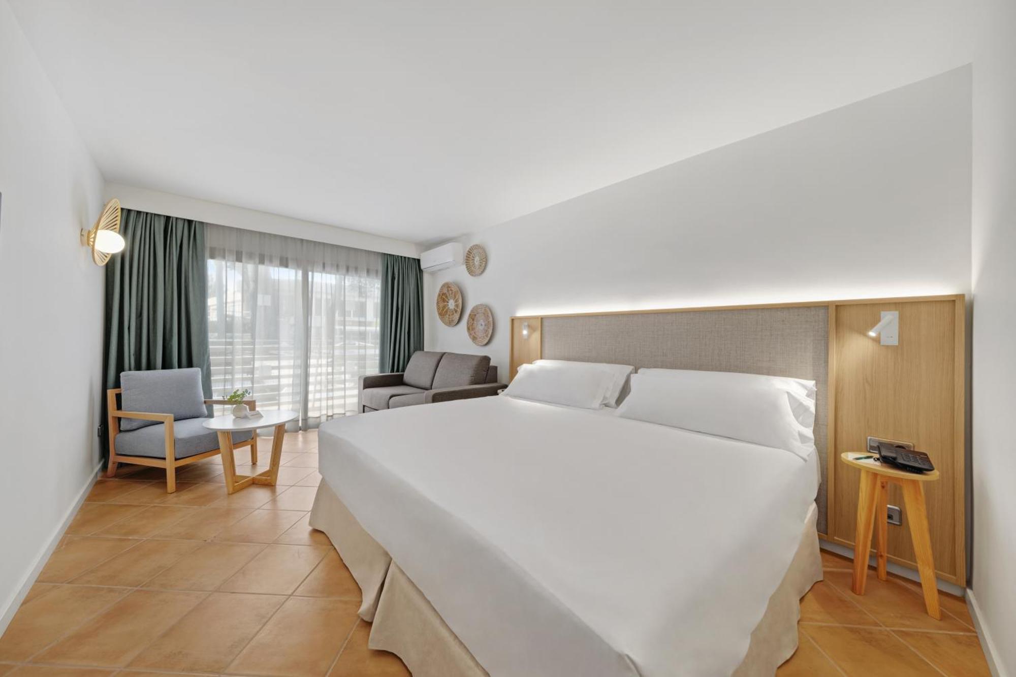 Sistemazione Superior con Vista Mare Laterale (2 Adulti + 1 Bambino)