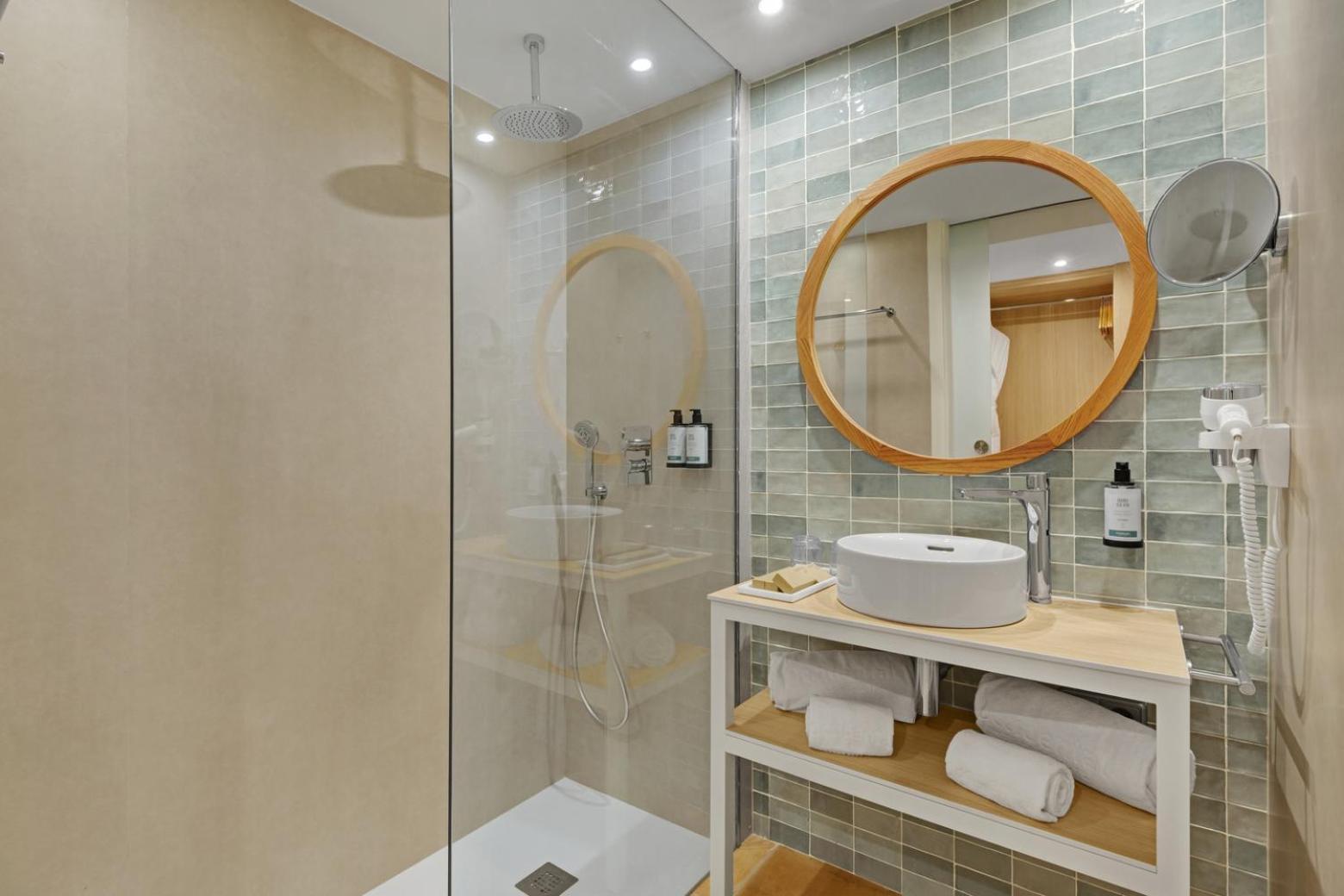 Sistemazione Superior con Vista Piscina (2 Adulti + 1 Bambino)