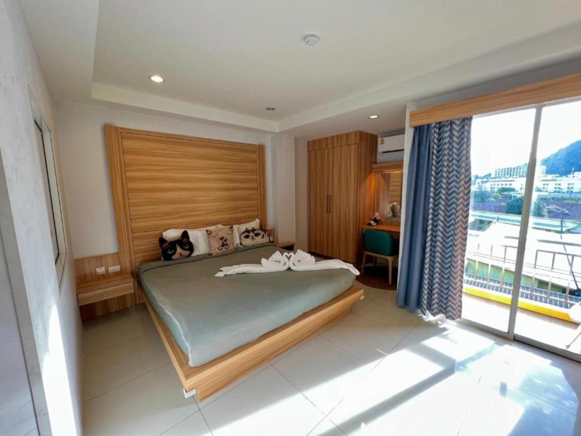Deluxe Queen Room