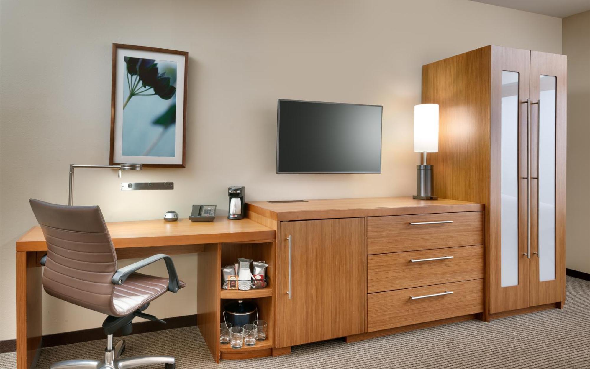 Chambre Lit King-Size avec Canapé-Lit et Douche Accessible en Fauteuil Roulant - Accessible aux Personnes à Mobilité Réduite