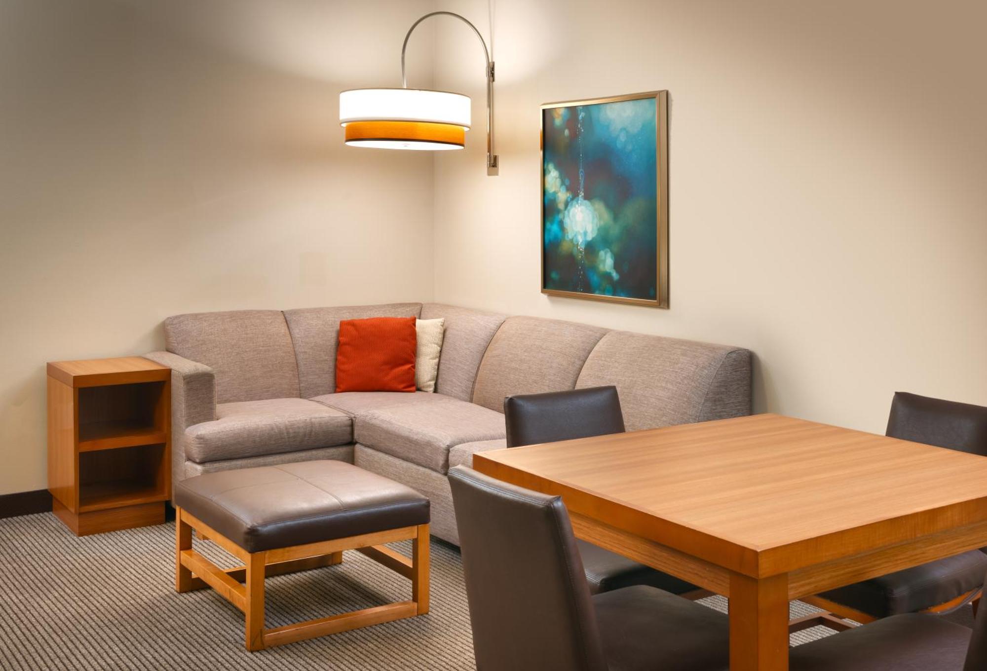 Suite Lit King-Size avec Canapé-Lit et Douche Accessible en Fauteuil Roulant - Accessible aux Personnes à Mobilité Réduite
