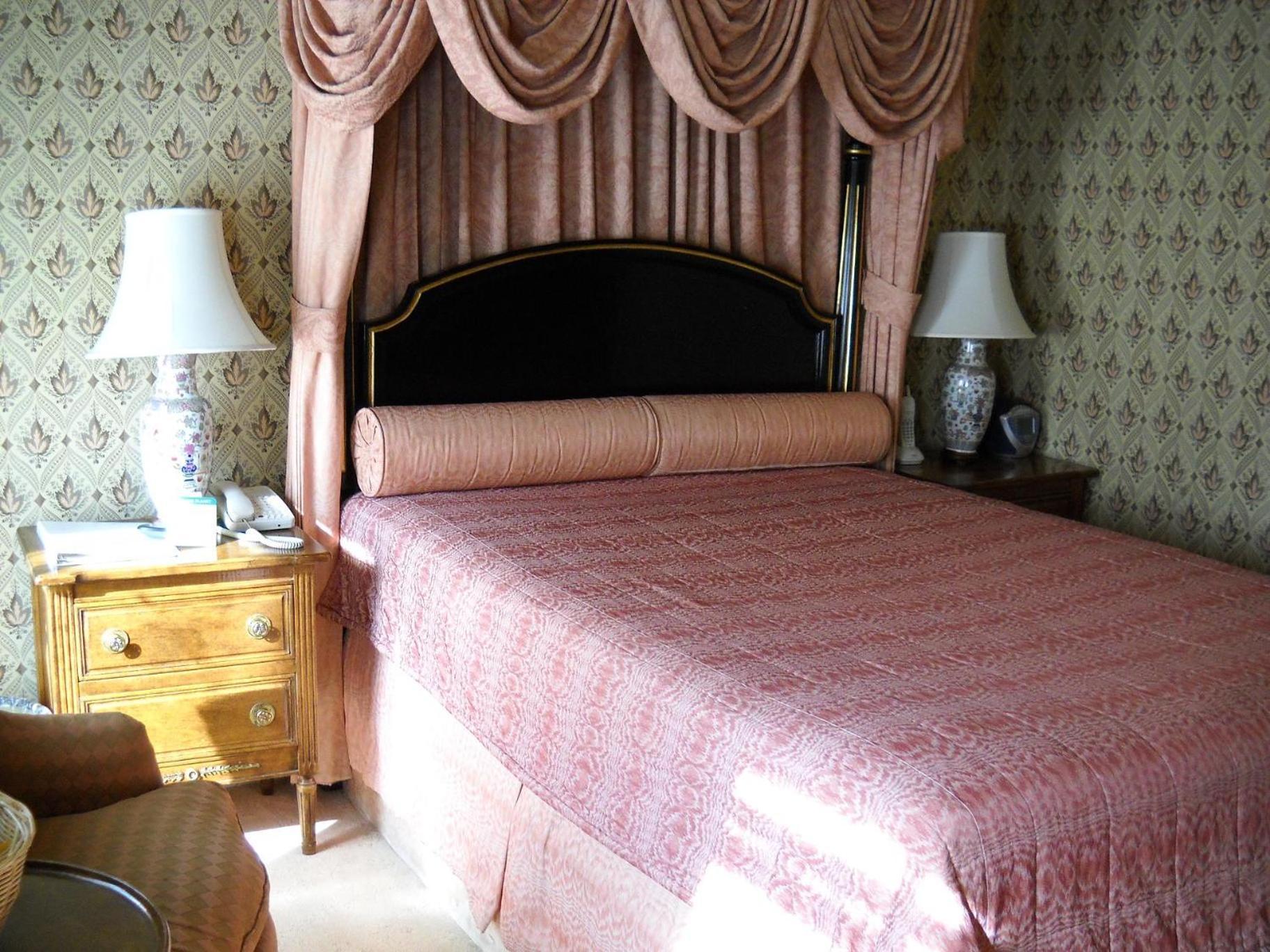 Small Double Room,1592876772:JPEG